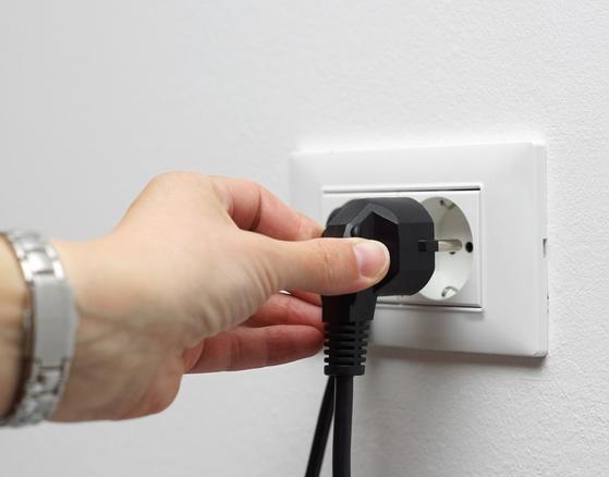 回南天季節(jié)，怎樣避免用電時(shí)因受潮引起的觸電?