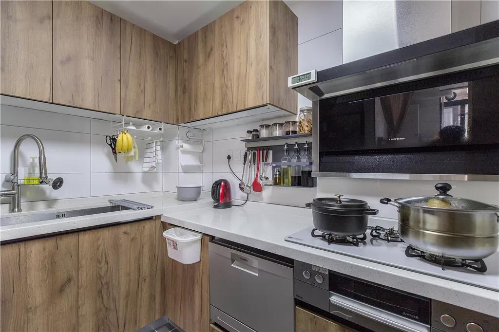 100㎡現代風格裝修效果圖，臥室小衣帽間收納實用！